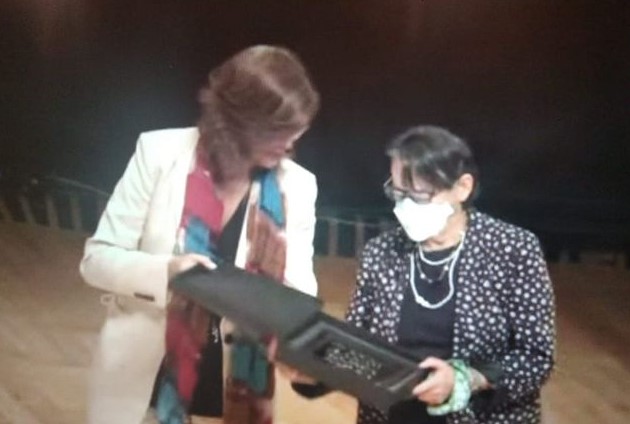 a. Montserrat Sagot Rodríguez, recibiendo el Premio Latinoamericano y Caribeño de Ciencias Sociales 2022, otorgado por CLACSO