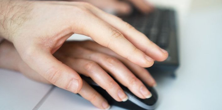 Manos sobre mouse