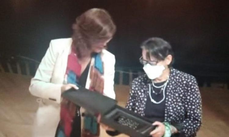 a. Montserrat Sagot Rodríguez, recibiendo el Premio Latinoamericano y Caribeño de Ciencias Sociales 2022, otorgado por CLACSO