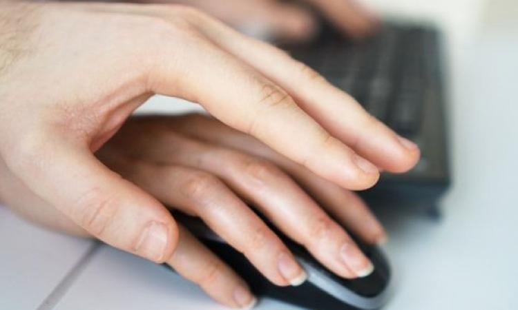 Manos sobre mouse